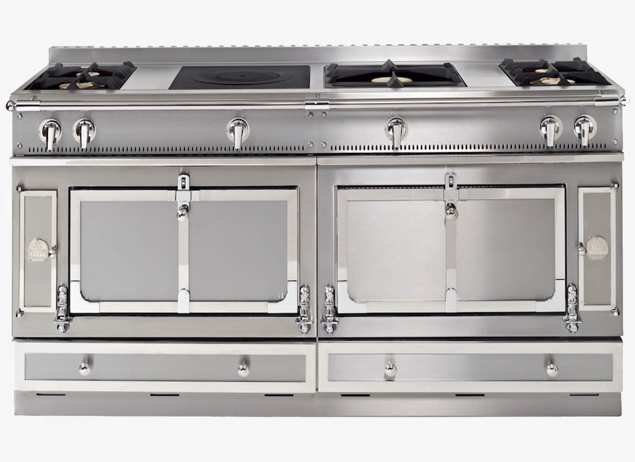 The Château 165 kitchen range brings together two vaulted ovens of different sizes, to allow you to make the most delicate meals. The stainless-steel hob offers many configuration possibilities to best match your cooking habits.